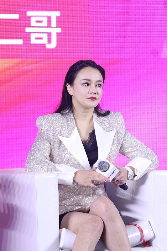 BiuVogue 冉莹颖穿上外套之后,看着正常了很多,圆圆的脸蛋真年轻啊