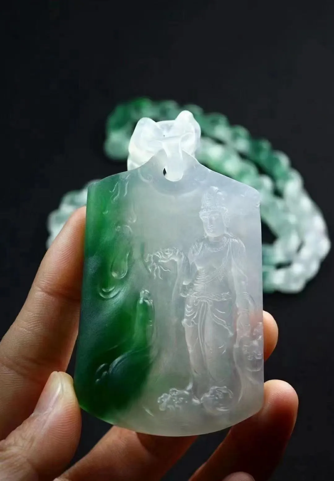 玉雕|翡翠手镯边料经过链雕蜕变成稀世之宝！