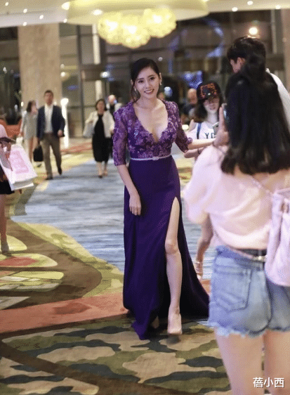 蓓小西|中国媳妇秋瓷炫尺度放开了，一袭紫色裙上深V下开叉，真不怕走光
