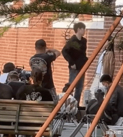 黄轩|陈飞宇新戏校服路透出炉，壁咚戏份又野又苏，眼神杀尽显霸道帅气