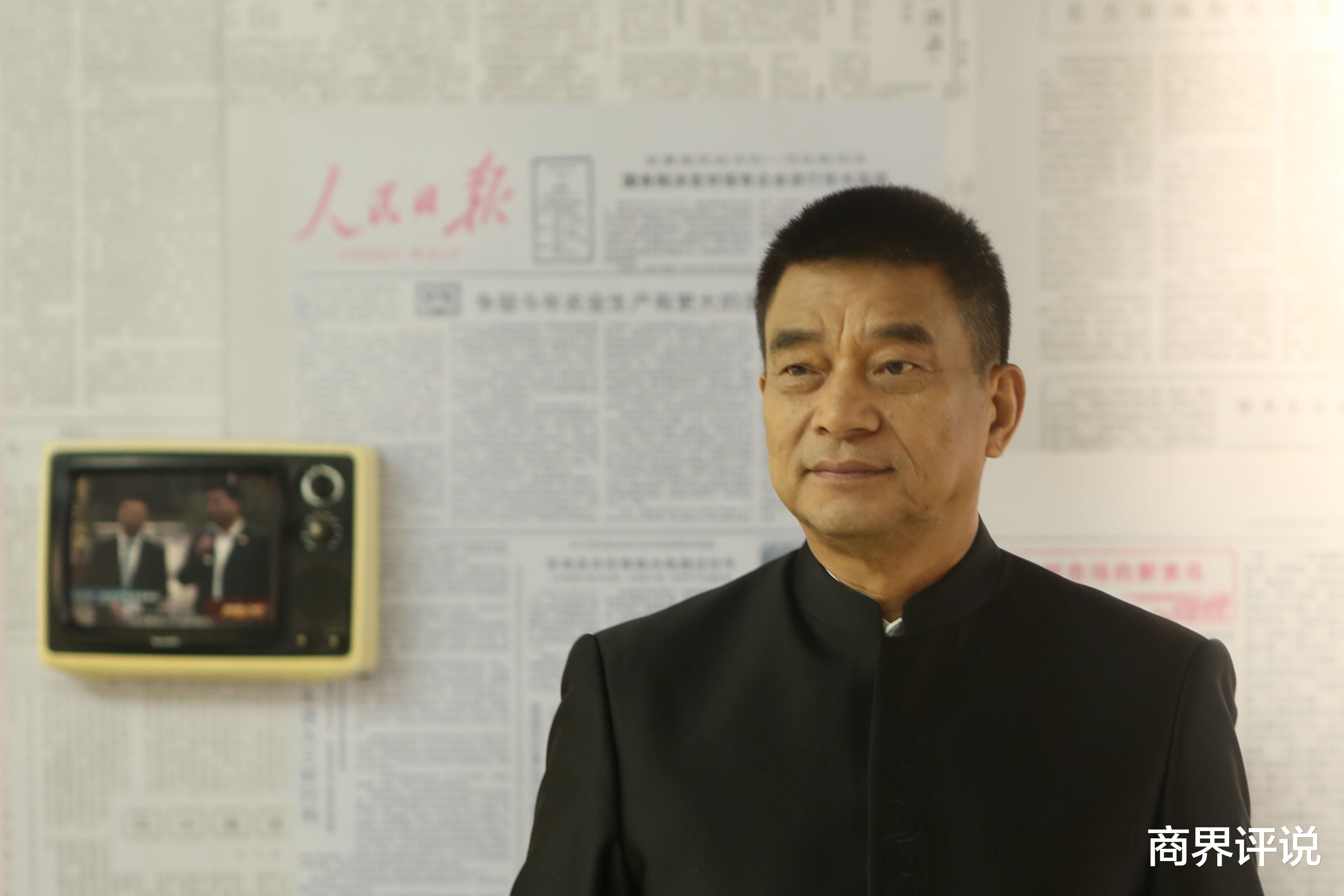 收音机坏掉了,她去找物理老师修理,后来嫁给对方如今成首富夫人