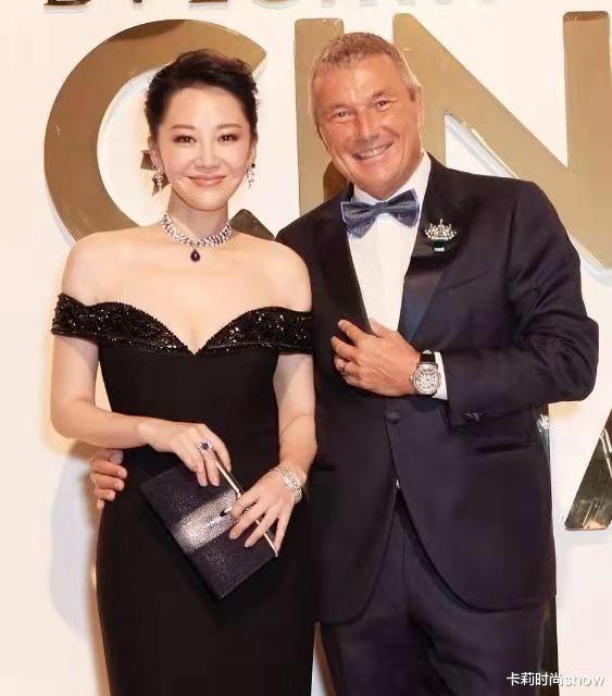 卡莉时尚show|52岁许晴到底多有魅力？看她穿黑色礼服你就明白了，人老心不老