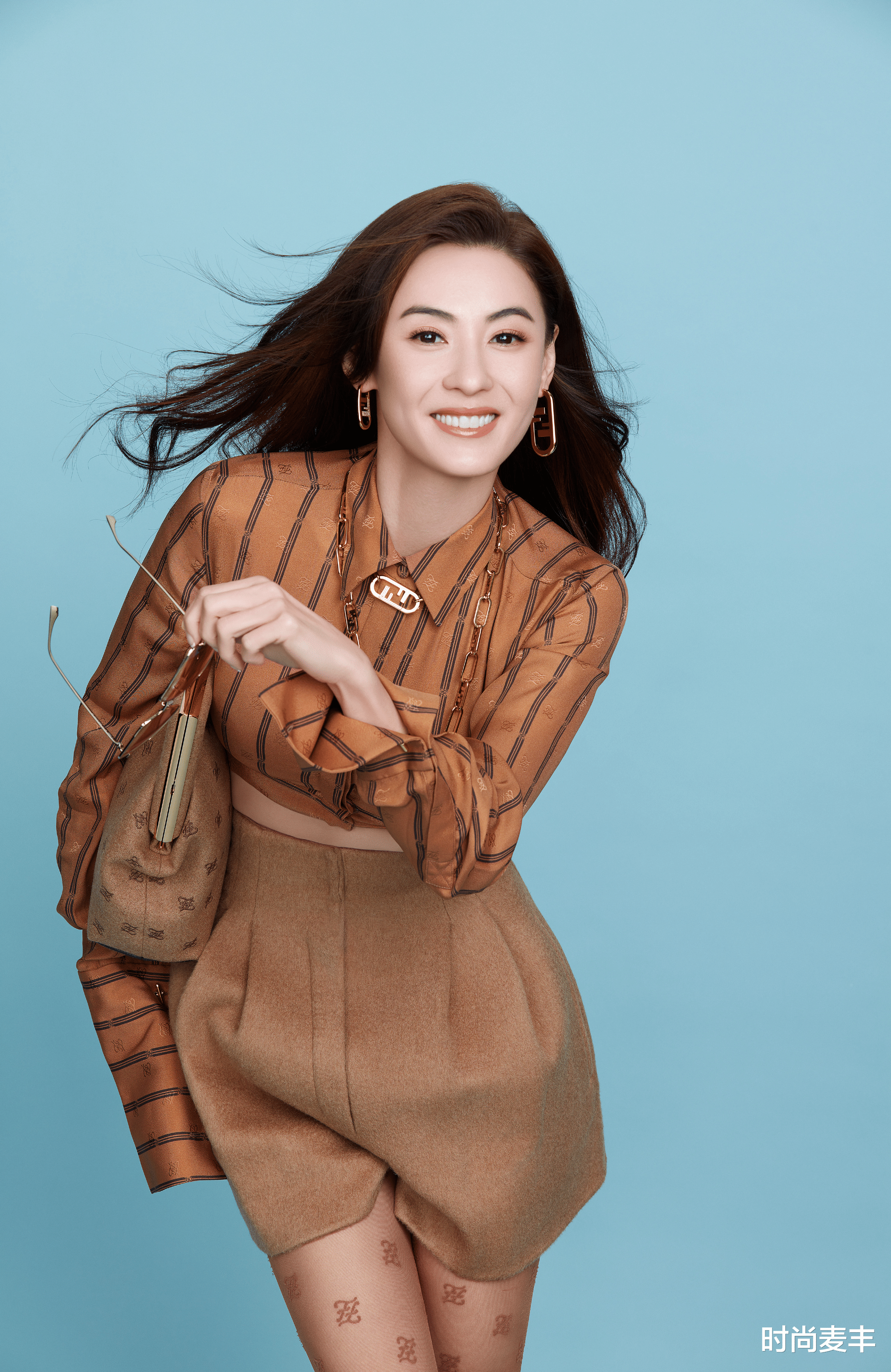 张柏芝|张柏芝综艺收官，长筒袜上绣图案，咖色系造型太养眼