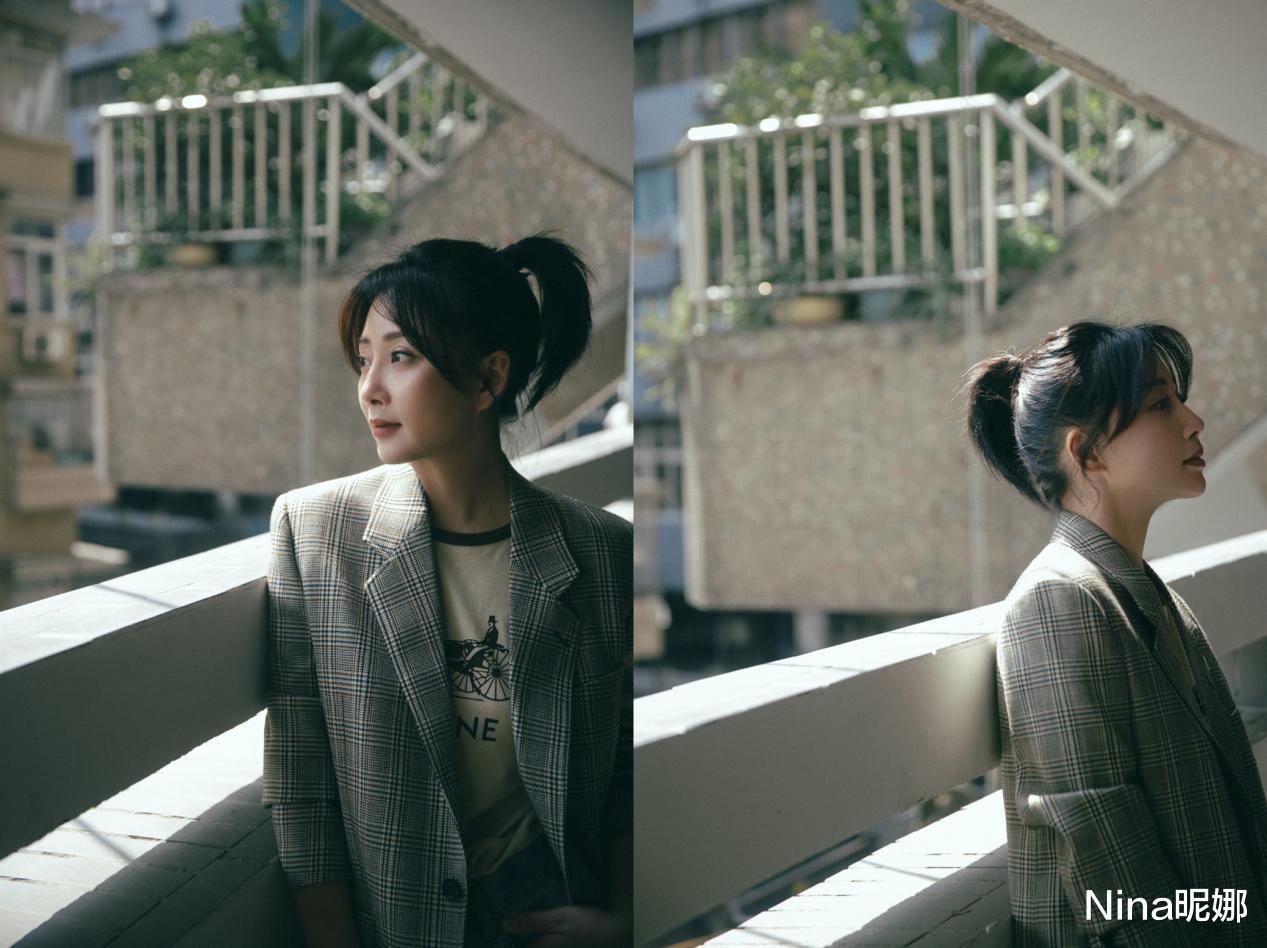 西装|42岁殷桃回娘家，穿西装扎高马尾似学生，路边公园拍摄老大爷看入迷