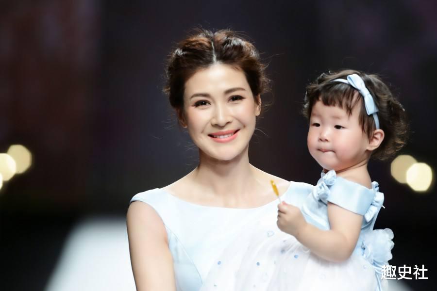 趣史社 昔日的温州首富,身家50亿抛弃原配,为追女星们送12万一套的内衣