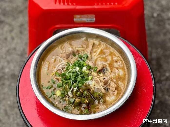 阿牛哥探店 南宁一家“神级”的老友粉店，藏在无名小巷里，每天饭点挤到爆
