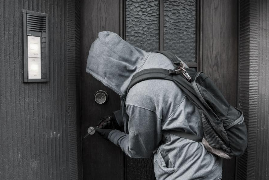 城市谈 18岁女子被44岁男子每月5万包养,发生关系后发现收到的5万是冥币