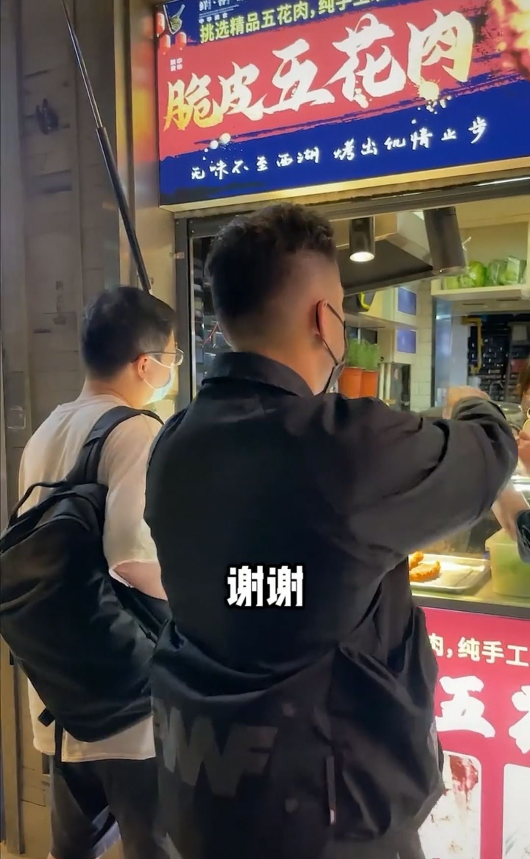 李亚鹏|38岁知名港星逛杭州夜市，不戴口罩无人认出，化身干饭人直呼好吃