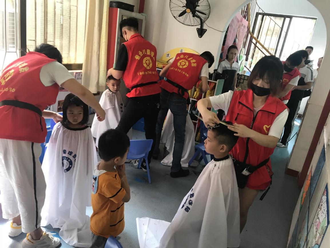 女孩|理发师爸爸给女儿烫头,烫完直接变“奶奶”,网友:果然是免费的