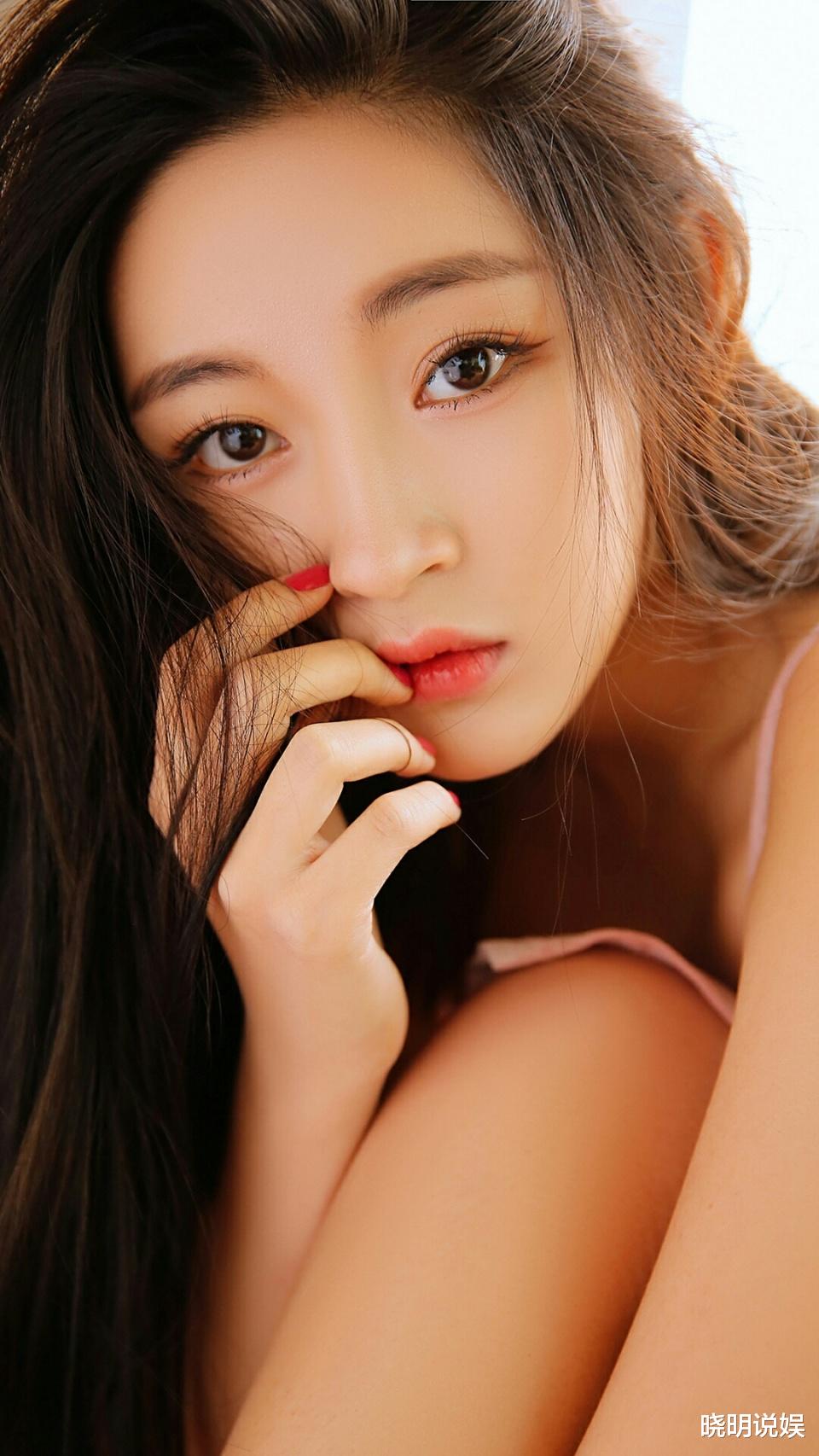 姜嫄|姜嫄气质高冷身材窈窕曲线太诱人，雪白修长大腿让人看了脸红