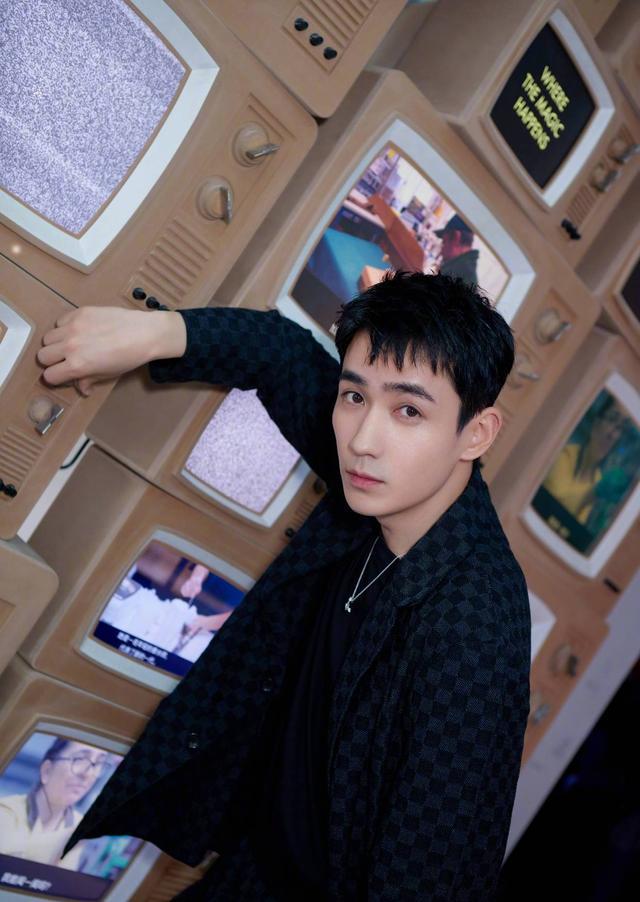 郑爽|郑爽引发内娱蝴蝶效应，华晨宇只是开始，杨幂张艺兴杨紫都受影响