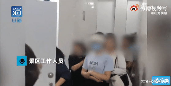 黄金周 黄金周“女游客挤爆男厕”男童憋尿膀胱快炸“家长报警求救”