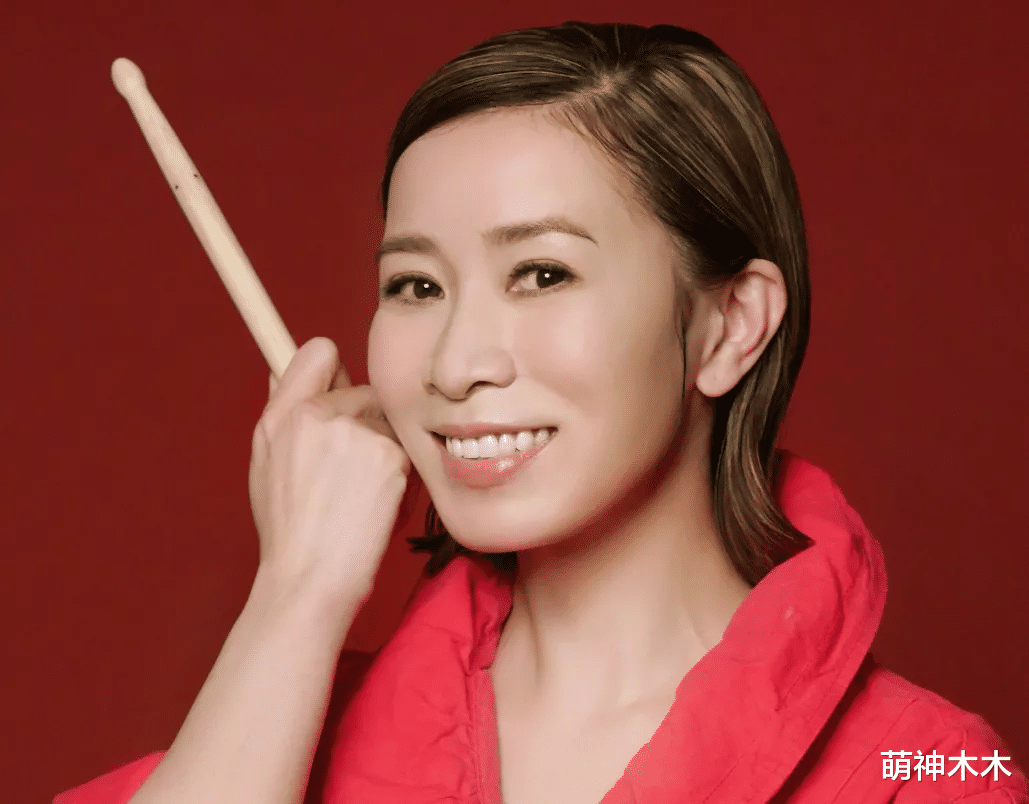 佘诗曼|小S翻车后佘诗曼一个动作圈好感，外网发夺冠九宫格，强调中国队