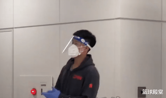 男篮|球迷在日接机男篮！全员送签名后闲逛，艾伦获亲笔信，金金太可爱