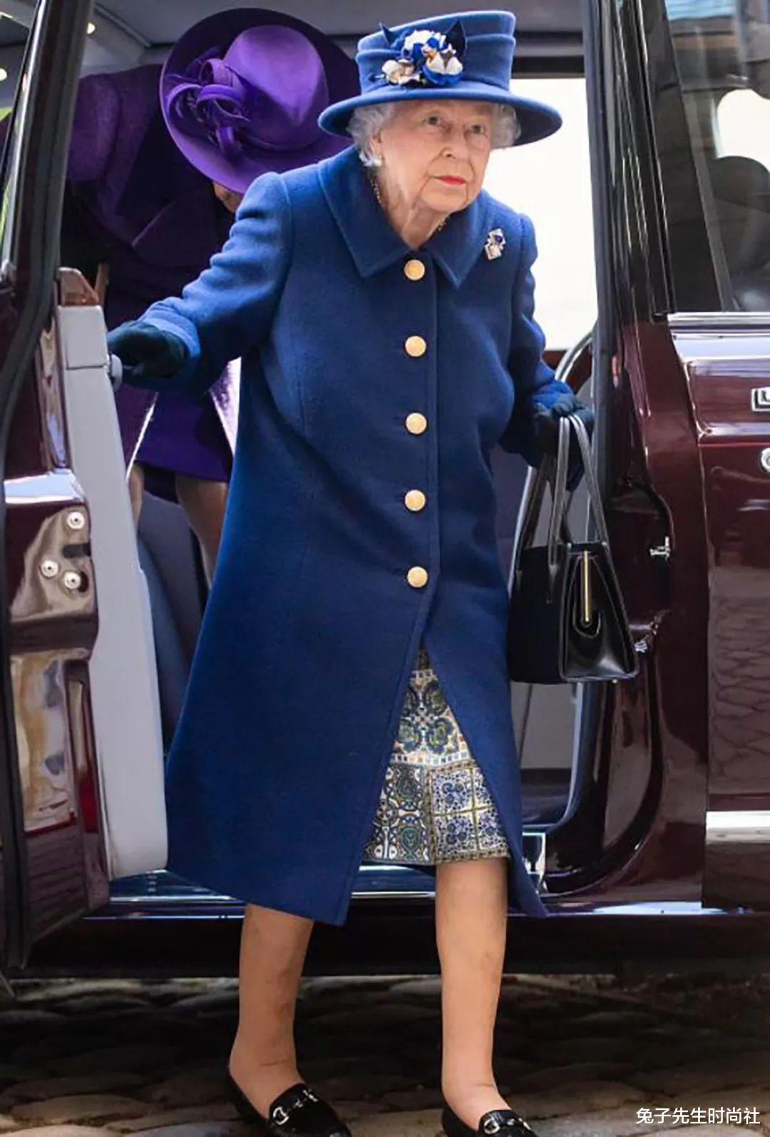 兔子先生时尚社 95岁英女王终于拄起拐杖,在71岁女儿陪同下工作,银丝白发可真美