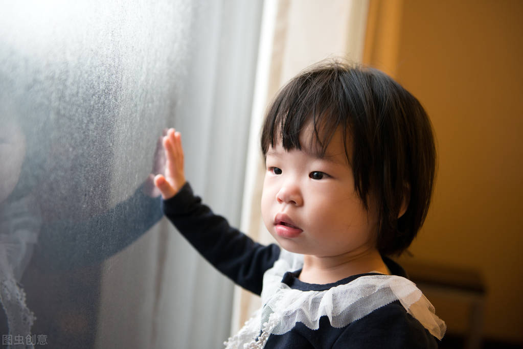 伊伊妈咪育儿|三岁孩子启动三轮车反遭车碾压，父母做了什么？让网友直呼心寒