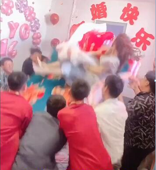 山东烟台,新娘大喜之日,惨遭同学追债,当场被罚,新郎却袖手旁观