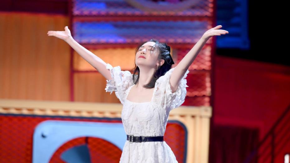 迪丽热巴|《快本》后，迪丽热巴将再上棚内综艺，看到节目题材，她真的敢