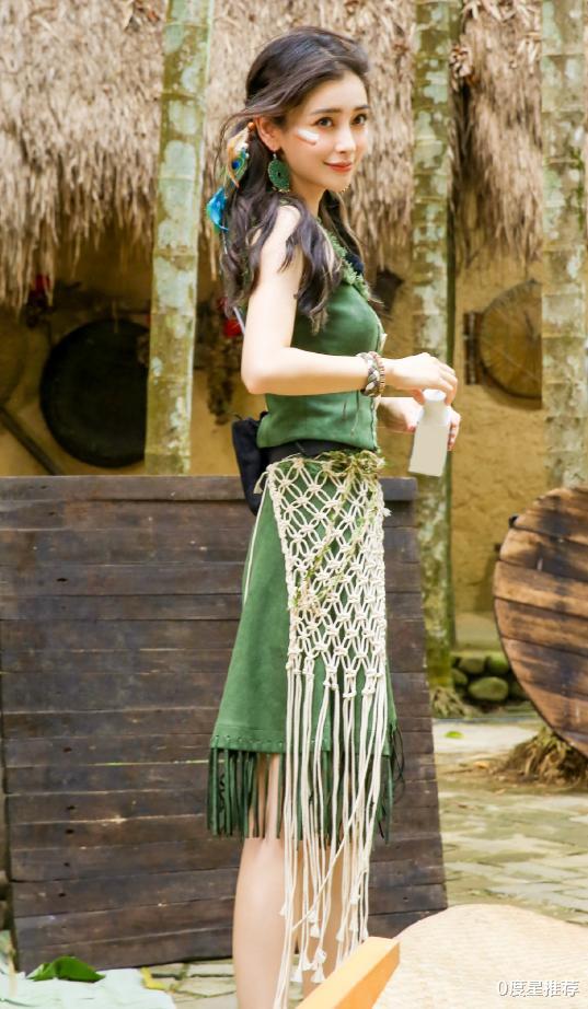 0度星推荐|杨颖部落造型火爆全网,麻绳当裙子太别致,“内搭裤”却清晰可见