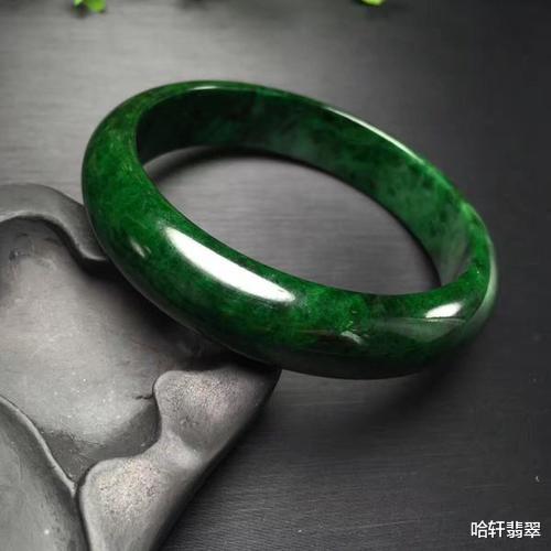 翡翠|【哈轩翡翠】翡翠的不同颜色是怎么形成的,你知道吗?