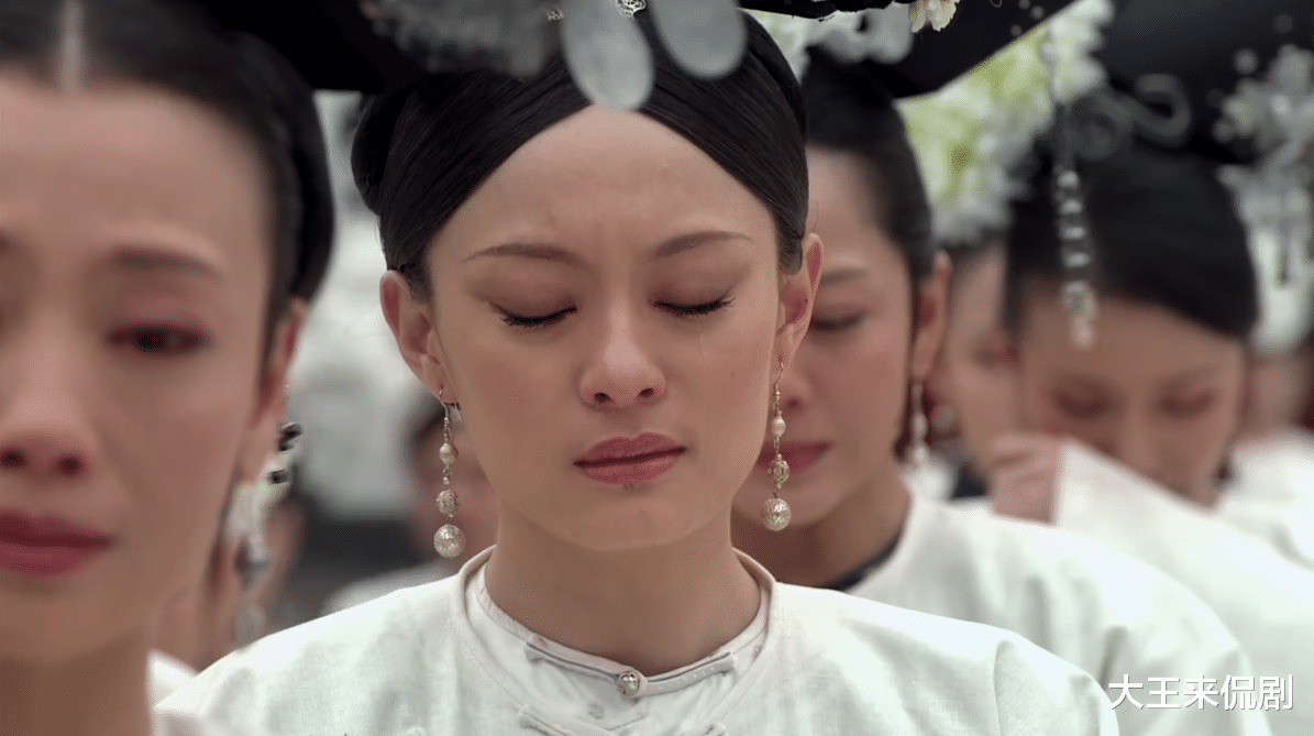 甄嬛|雍正死前摸了甄嬛的头发，脸上为何万分悲痛？你看她头上戴的什么