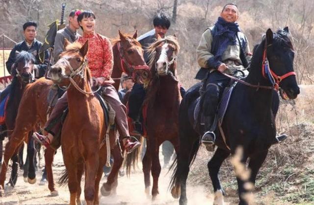 谷智鑫|谷智鑫：34岁拍戏坠马瘫痪，女友照顾他8年，今儿女双全