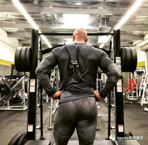 |巨石晒肌肉照，却被吐槽“不练腿”？这届网友认真的吗？