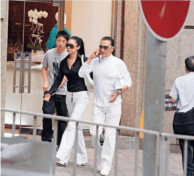 谢贤|陪伴谢贤12年的女友,恢复了单身,胖到认不出