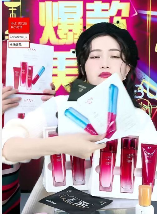 包文婧|包文婧直播带货引热议?卖力带货销量一般,网友喊话向柳岩道歉