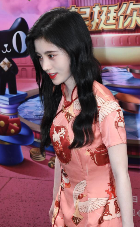 何有强 鞠婧祎毫不在意身高，穿旗袍竟然意外惊艳，不愧是“四千年美女”