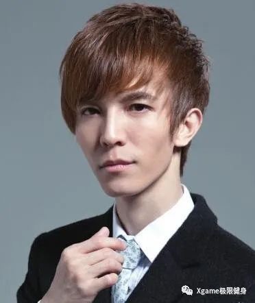 郭敬明|郭敬明晒健身照，小腿还没脖子粗，遭网友群嘲：重新定义强壮！