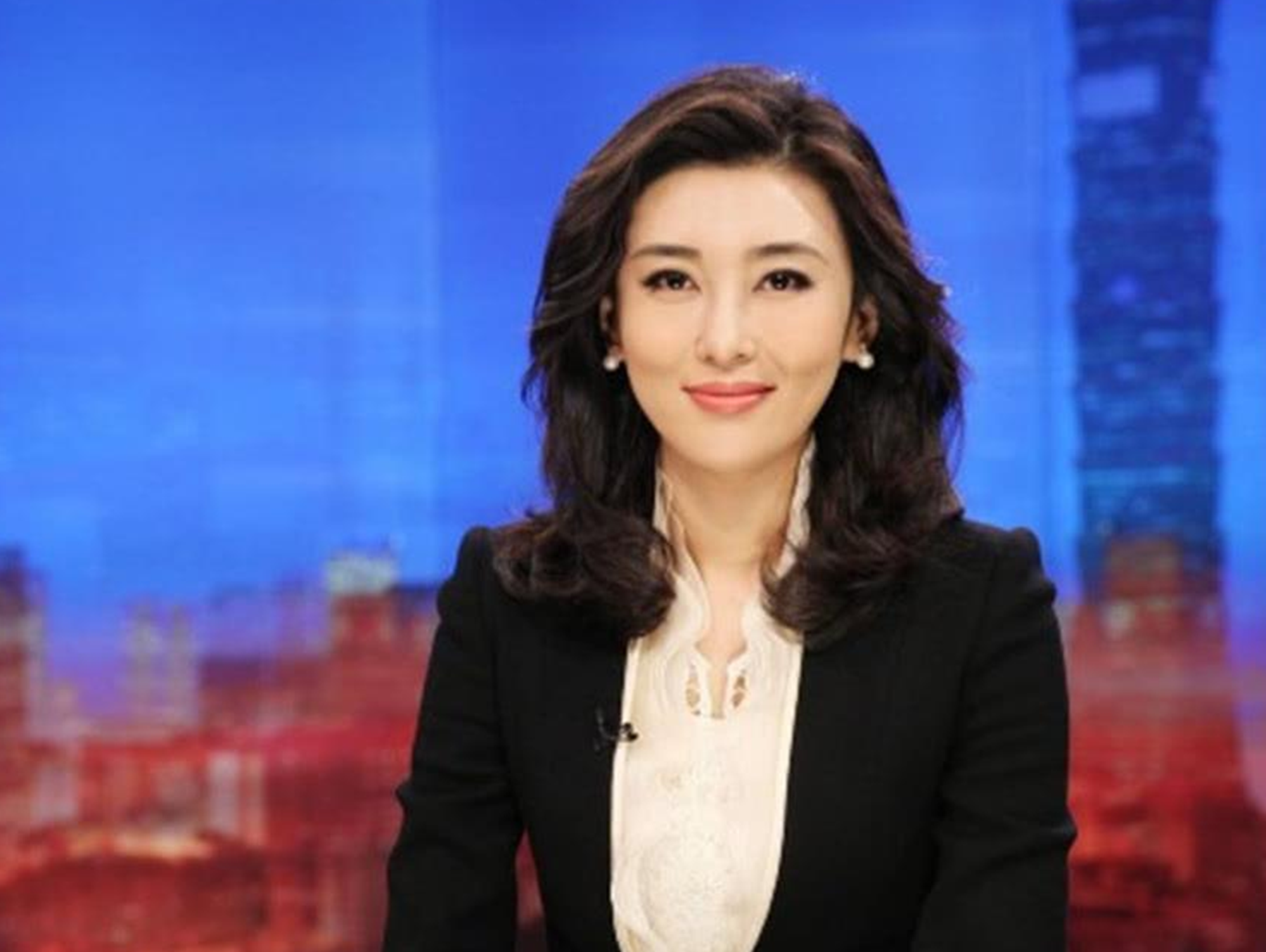 女主播|新闻主播幕后：上半身穿得有多正经，下半身就有多“随心所欲”