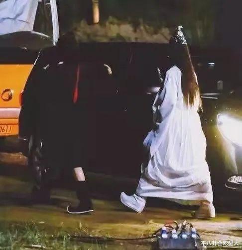 花仙子|明星身高内卷太严重，踩恨天高走红毯，合影狂垫脚，增高垫好明显