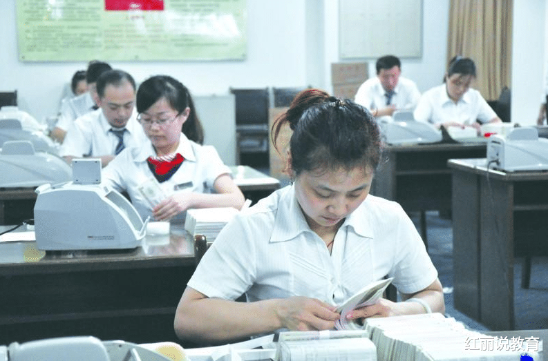 银行|年薪将近30万，却在半年内失去6万名员工，“铁饭碗”不铁了？