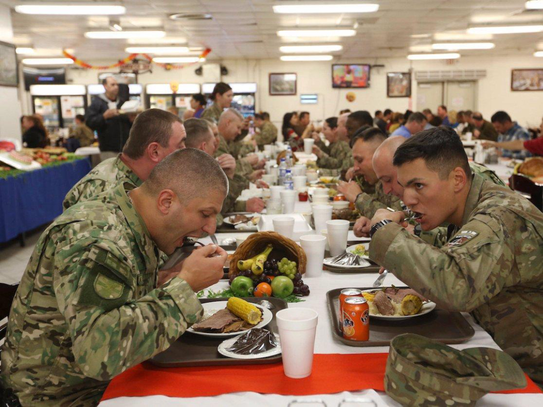 美国大兵蹭饭维和部队图片