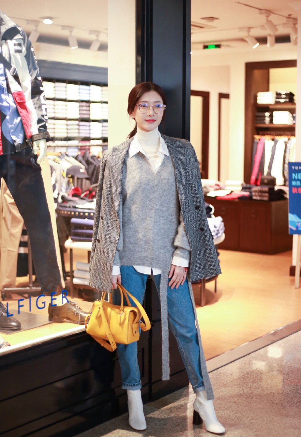 何有强 江疏影身材好太任性，穿一身牛仔套装扮酷，大长腿真是惹人羡