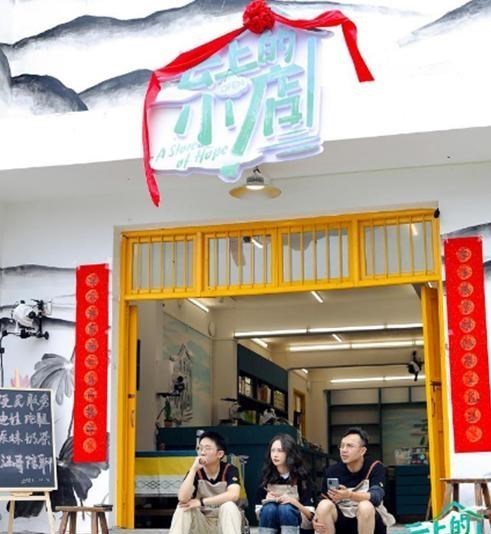 芒果台|又一芒果台主持人“翻车”！直言打透明伞太娘，被嘲“爹味十足”