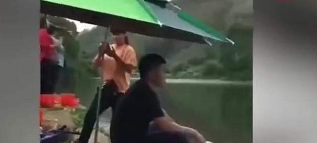 |小伙河边钓鱼，身后一群大妈双手合十，默念阿弥陀佛？谁更淡定？