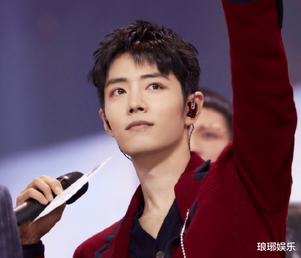 肖战|肖战晒完自拍就去聚餐，路人拍下真实颜值，喝醉酒的样子太迷人了