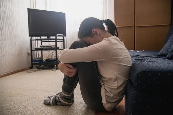 只因母亲一句话,13岁少女自伤自残还早恋