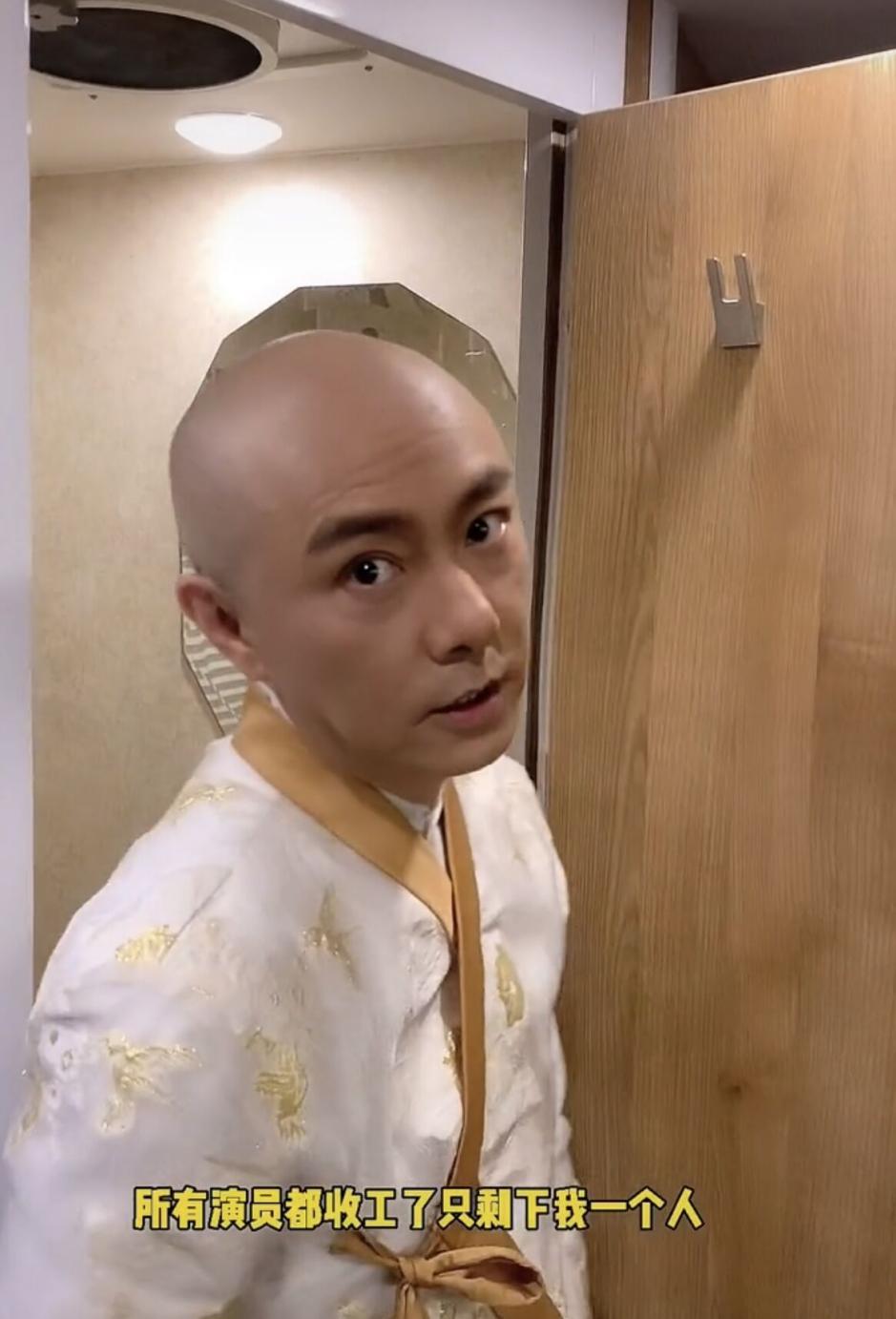 张卫健|56岁张卫健晒视频，皱纹眼袋明显难掩老态，为奥运加油助威心情佳