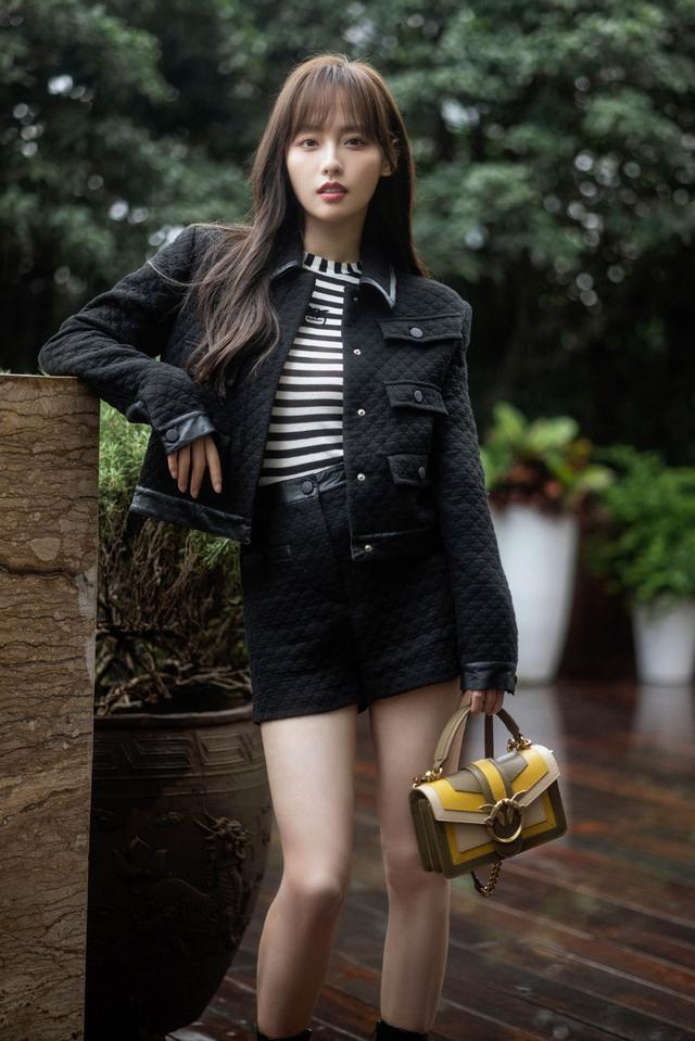 赵丽颖|必备单品！热巴的贝雷帽，赵丽颖的针织衫，吴宣仪的牛仔外套 。