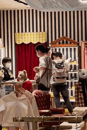 琳妹儿说|郭碧婷夫妇买奢华童装，向佐旁若无人秀恩爱，从后熊抱老婆超甜蜜