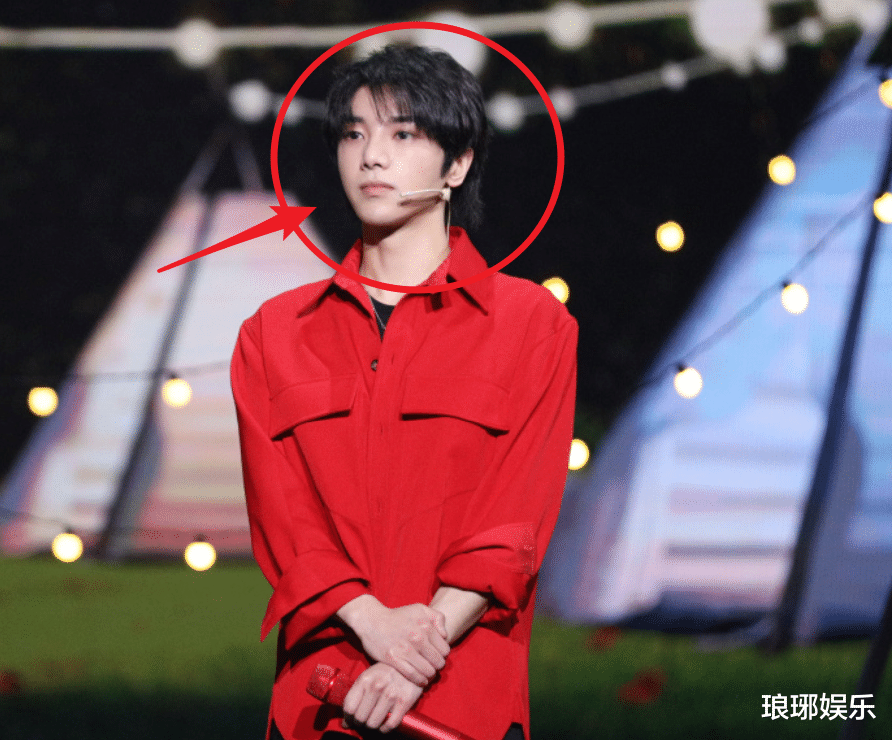 华晨宇|华晨宇当爹后录制节目，王牌家族相处尴尬，贾玲的眼神说明一切