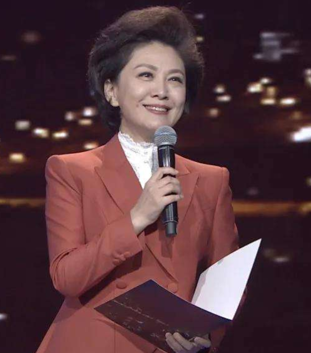 海霞|央视国脸海霞：27年主持零失误，嫁大11岁清华教授，活成人生赢家