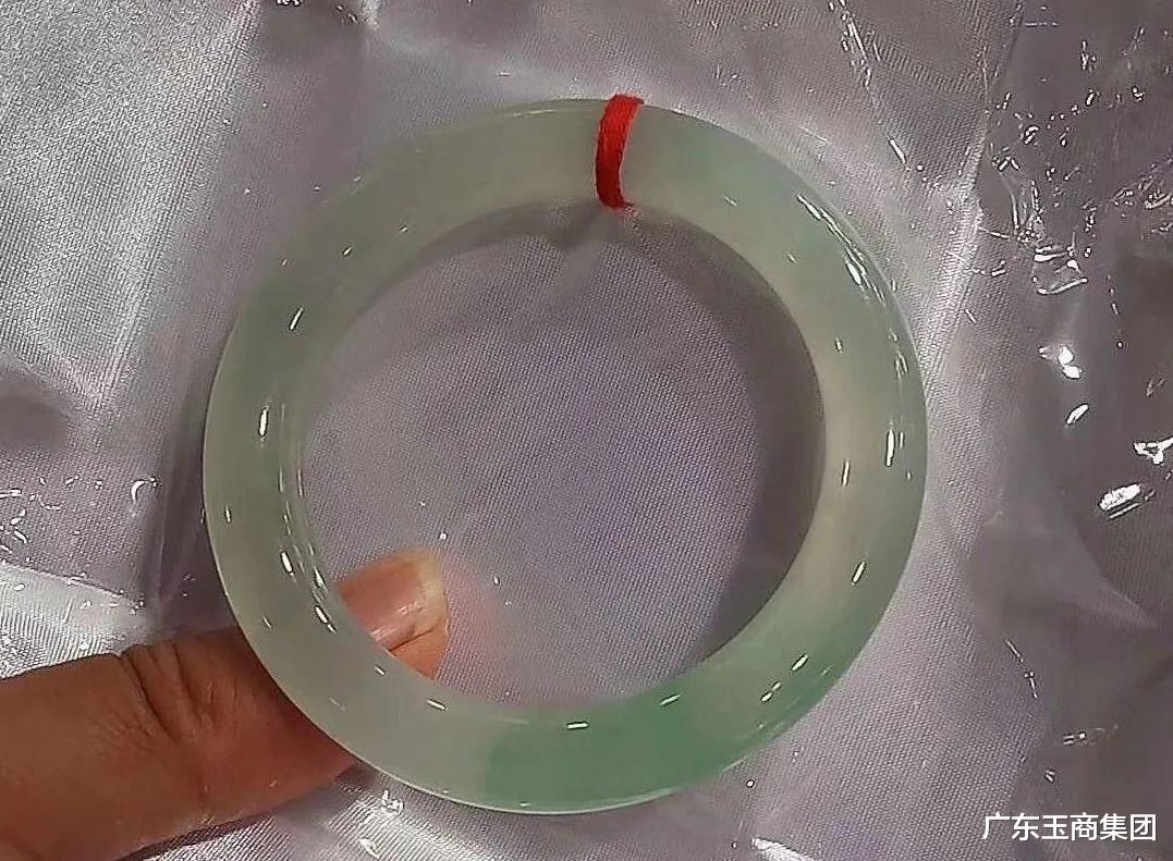 翡翠|翡翠有瑕疵能买吗 ？看完就有答案！