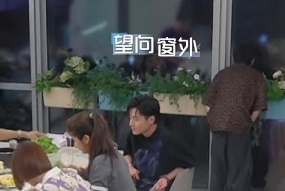 陈思铭|心动的信号：女三男二不负众望在一起，被路人偶遇戴情侣帽约会