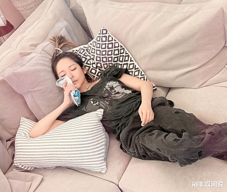 萧亚轩|萧亚轩再次入院接受手术，自曝与黄皓真实感情状态，双方协议曝光