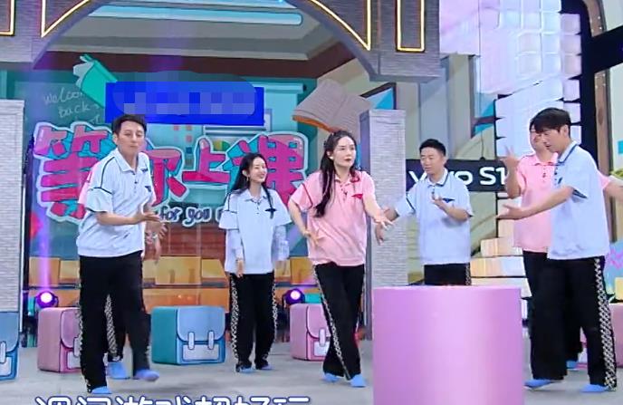 百艾堂|谢娜复出让何炅当司机迎接，除开显露友情，穿搭还曝光了精心布局