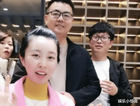 许敏|田静弟弟领3位美女遛弯,因不带郭威遭差评,网友:许妈生气啦